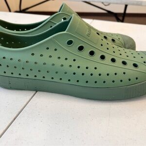 Native sz 9 Men's Green Casual Slip-On Shoes
